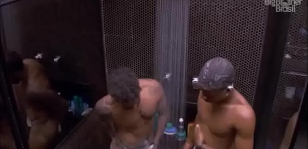  Big Brother Brasil - BBB - Homens Pelados tomando banho juntos